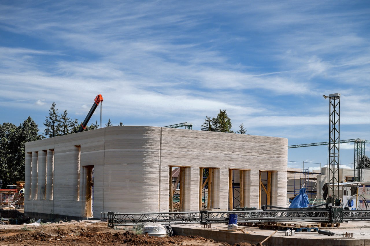 On-site 3D-printed building with rounded corners and window openings