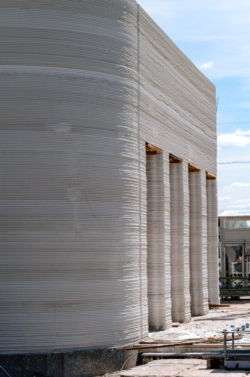 The Cat House — rounded 3D-printed concrete walls with layered texture